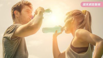 用自來水蒸東西水中所含的氯會包覆在食物中？