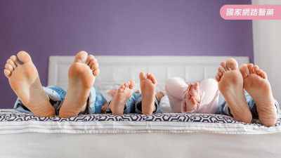 睡硬床好呢？還是該睡軟床？