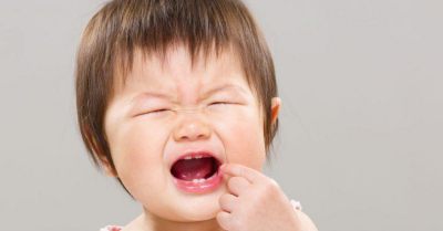 寶寶長牙哭鬧，別亂塗止痛藥！用這兩招緩解