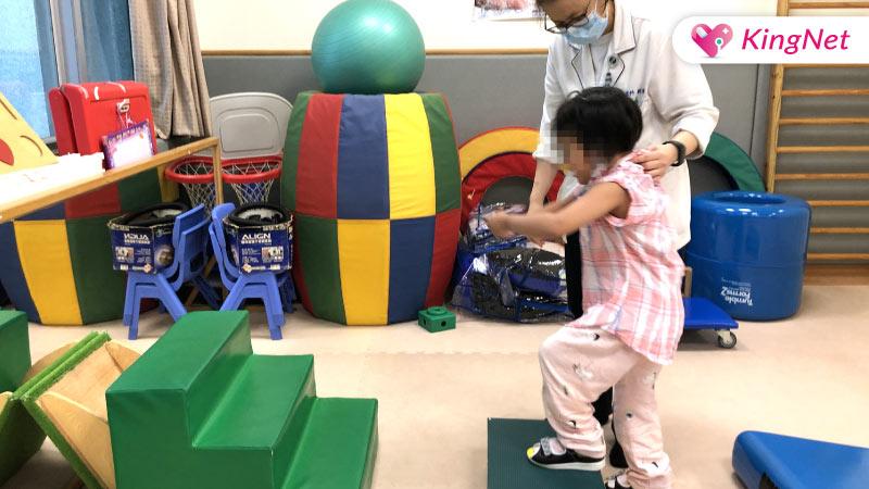 中西醫聯手 腦傷癱床女童也能站起來！_圖2