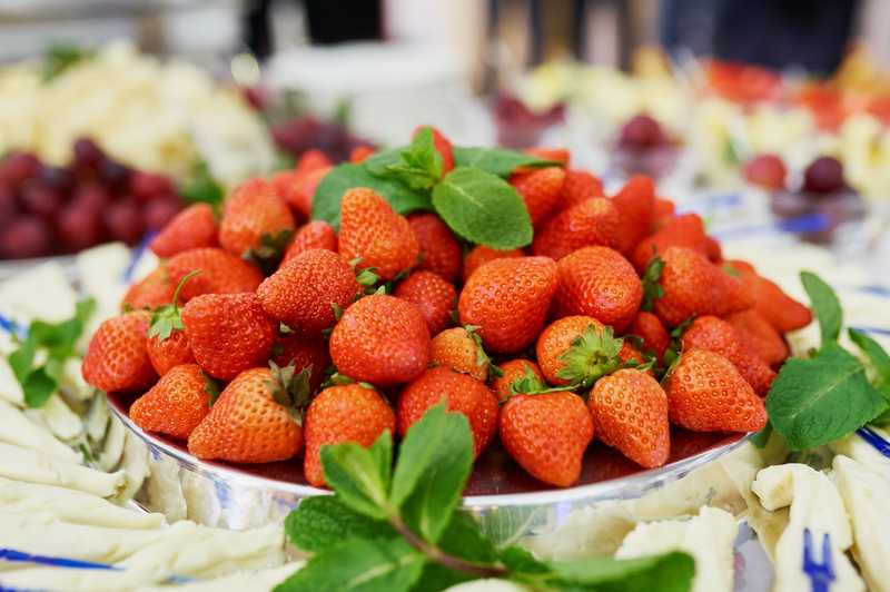 狼吞虎嚥的草莓盛宴，甜蜜的困惑的夢境示意圖