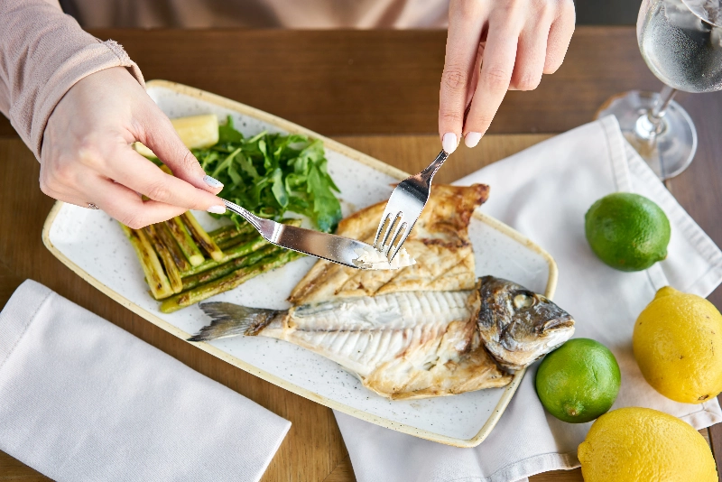 夢見吃魚：幸福的預兆的夢境示意圖