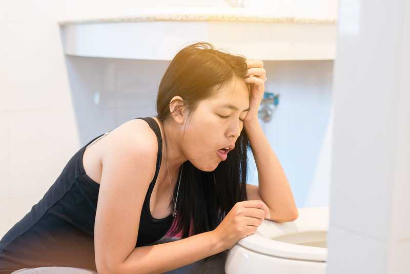 夢境解析：嘔吐象徵著好運與轉機的夢境示意圖