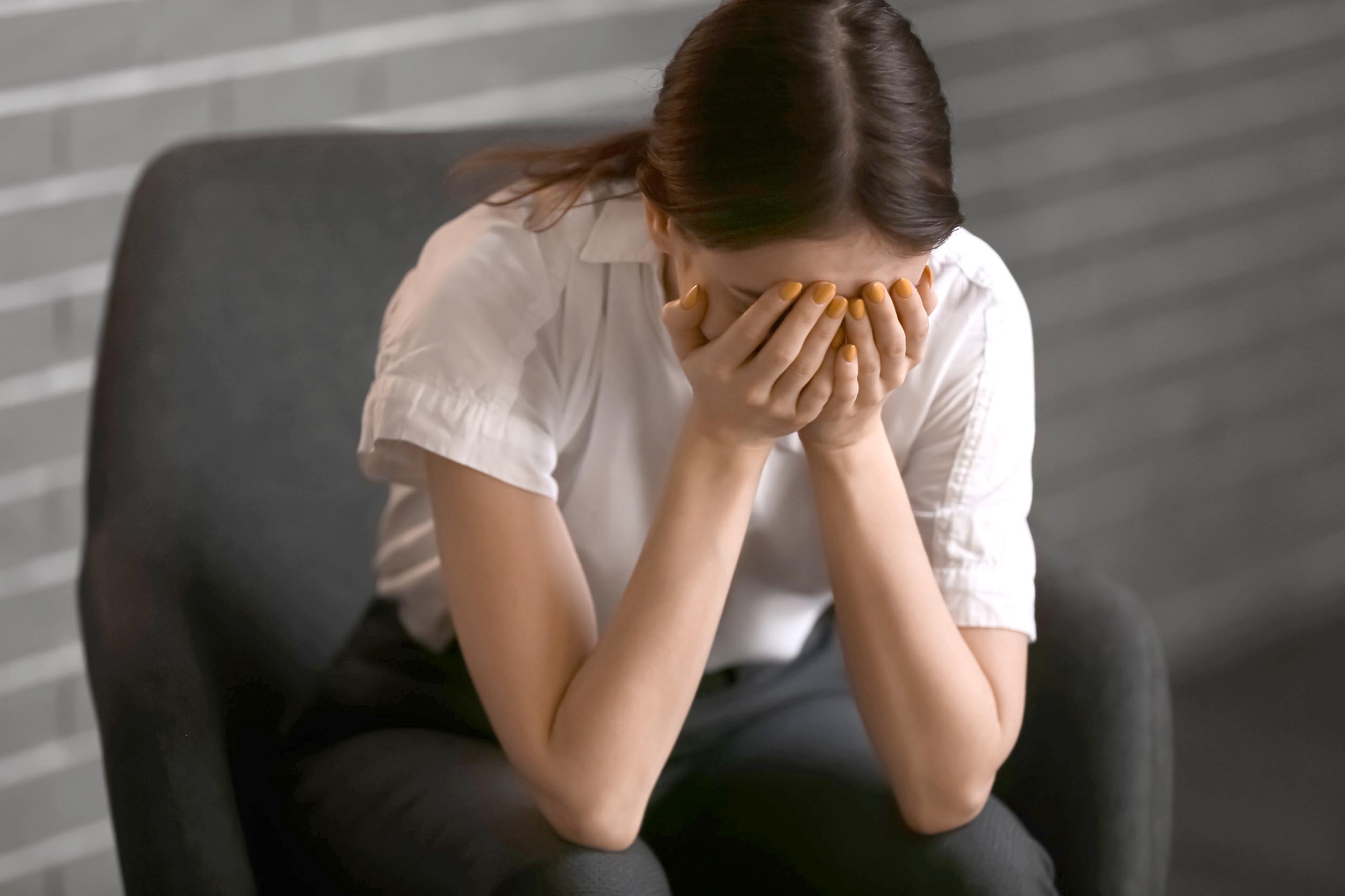 夢中的痛苦：階段性的挑戰與意想不到的麻煩的夢境示意圖