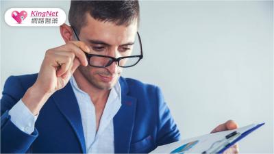 老花越來越年輕化！醫：若考慮雷射矯正，43至55歲為最佳時機