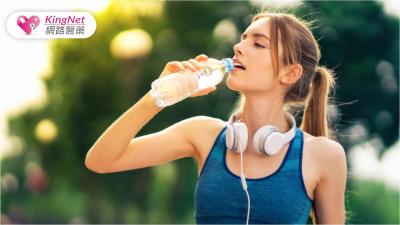 運動也要適時喝水才不會脫水！營養師分享補充水分的正確方式