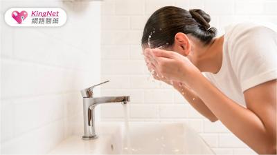 用毛巾洗臉會比較乾淨嗎？醫：用手輕輕搓揉才是正確的洗臉方式
