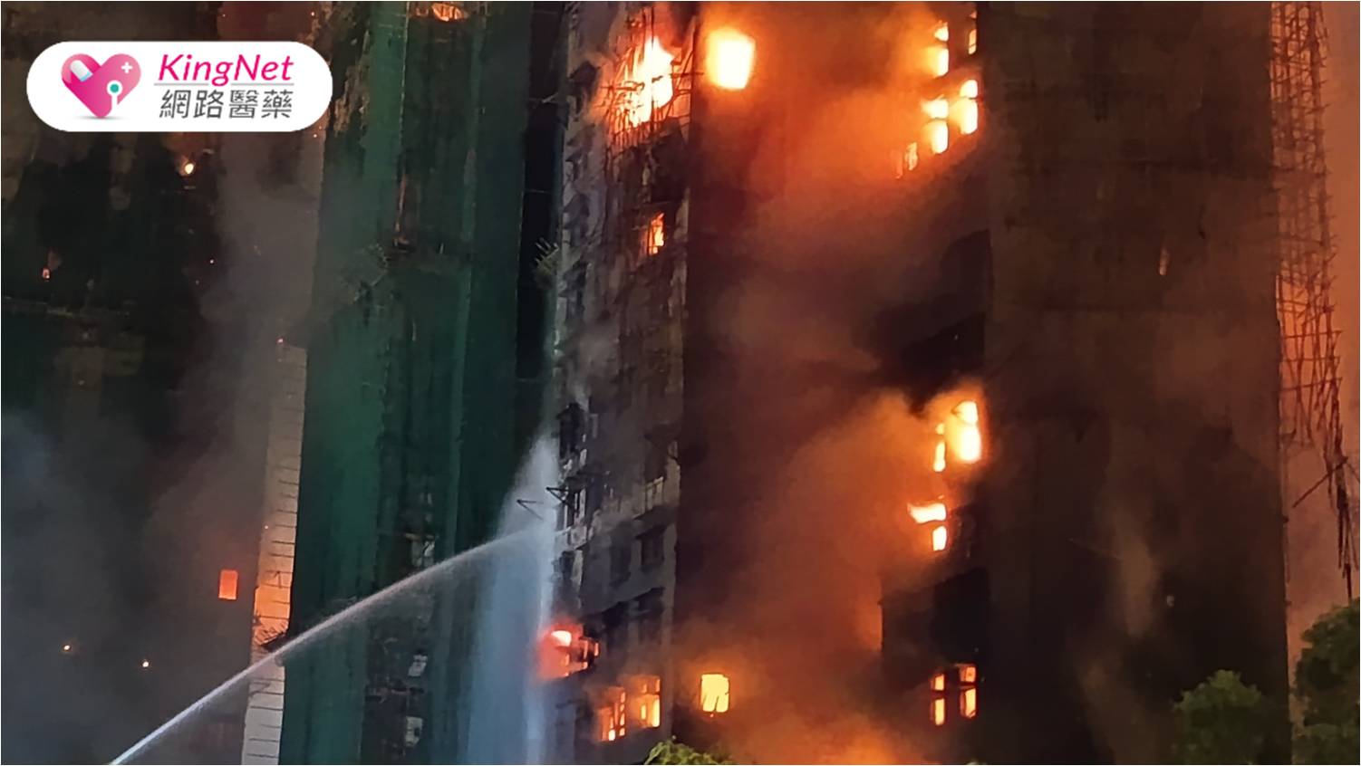 香港大火釀多人傷亡　面對火災時「濃煙」是頭號殺手！怎麼逃生才正確？