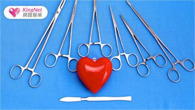 一聽到心臟問題要做開心手術，往往會讓許多患者因此卻步害怕開刀治療，不過心臟手術其實已有新選擇。 台北榮民總醫院率先發展「內視鏡微創瓣膜手術」，傷口較小而且能減少組織破壞。