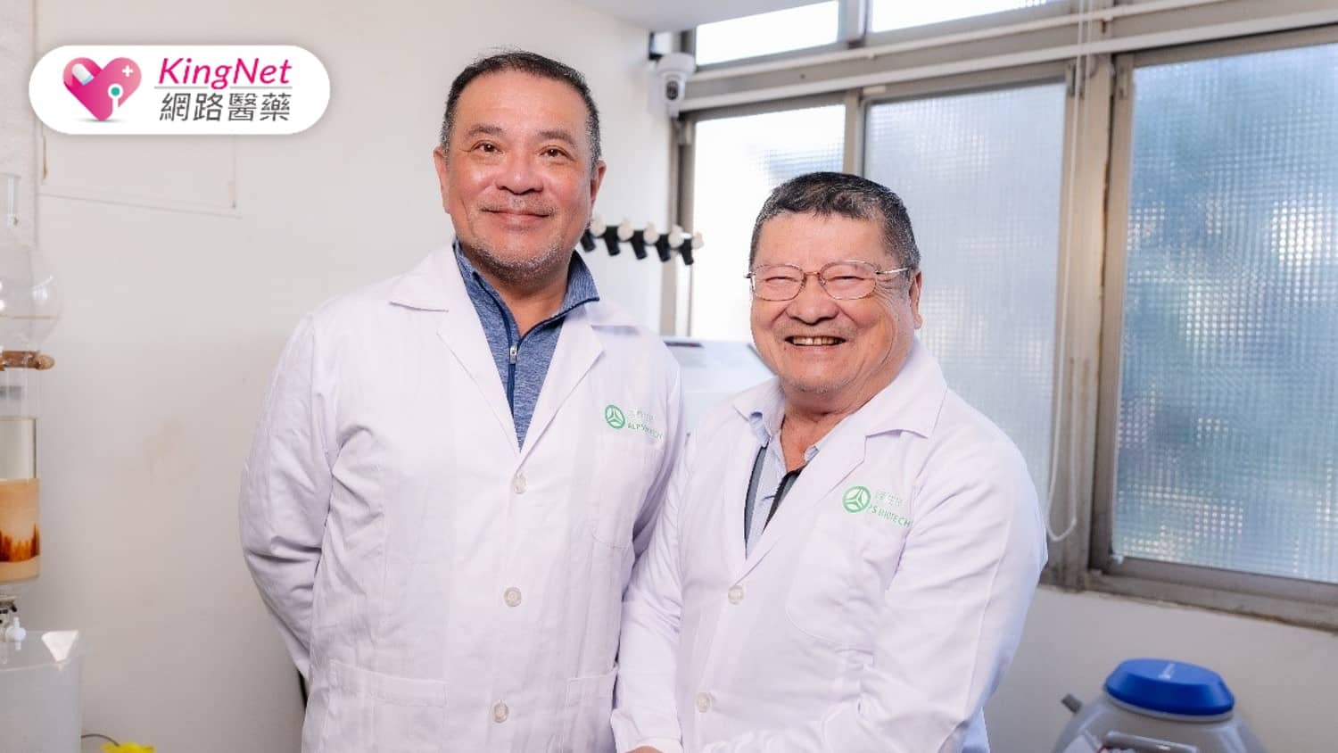 創辦人陳水田博士（右）與吳明勳執行長（左）合影。