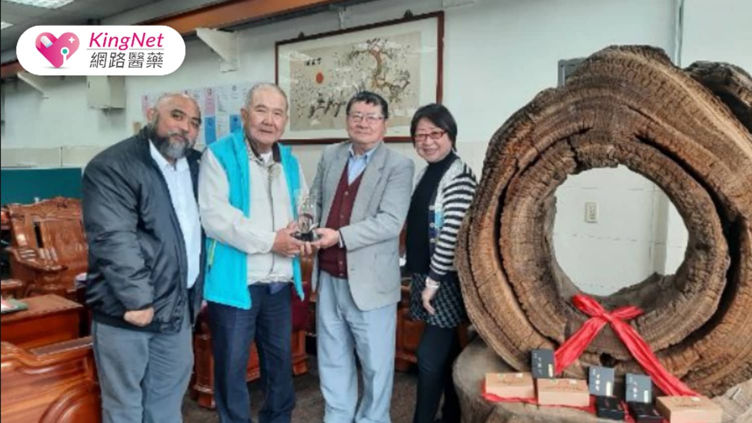 小腦萎縮症協會理事長與秘書長來訪並致贈紀念品，感謝三年來無償提供給病友食用。