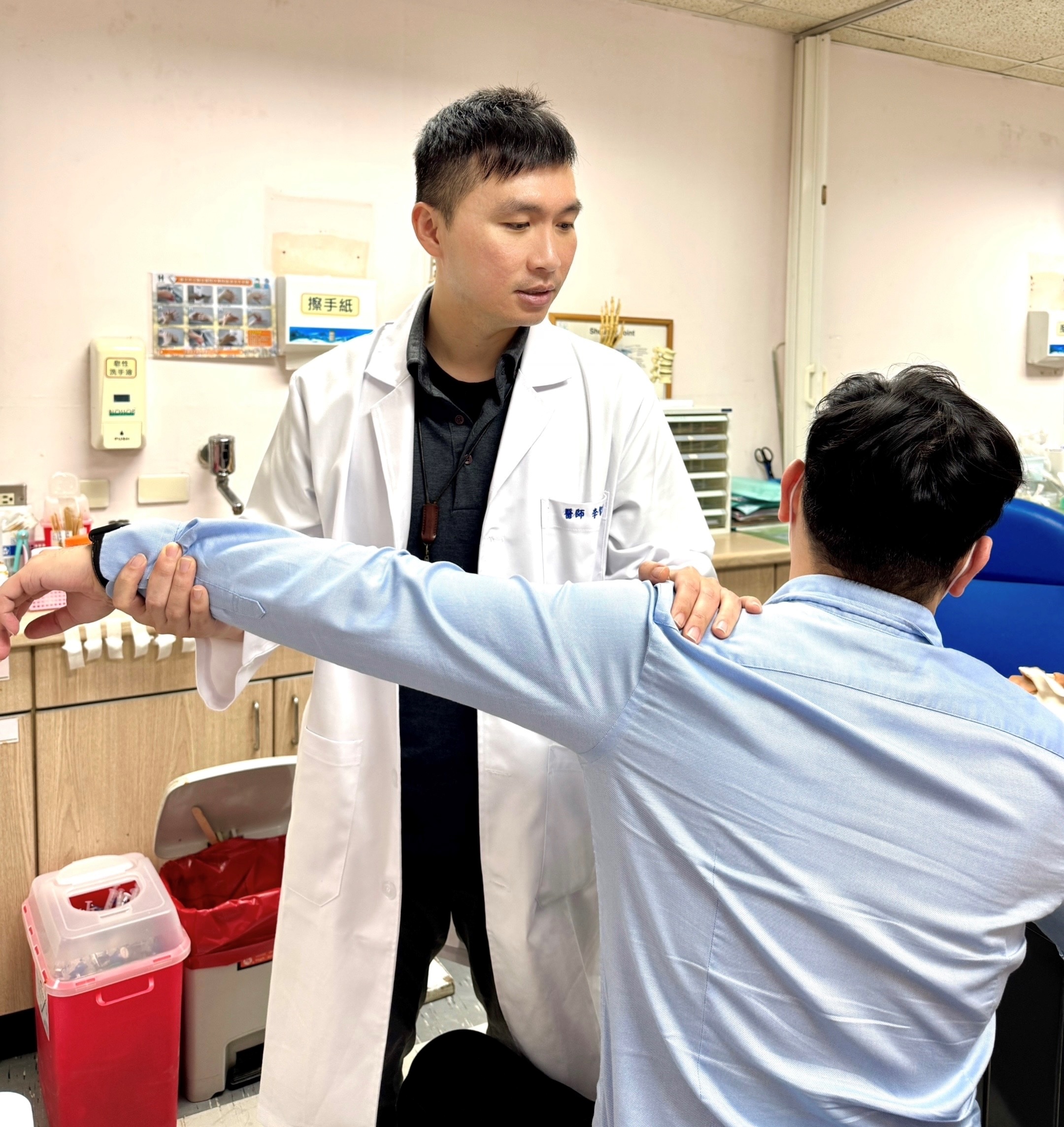 進行「被動活動測試」，若他人幫忙抬手卻感到「卡死」推不動（如圖），通常是關節囊沾黏的典型五十肩症狀。